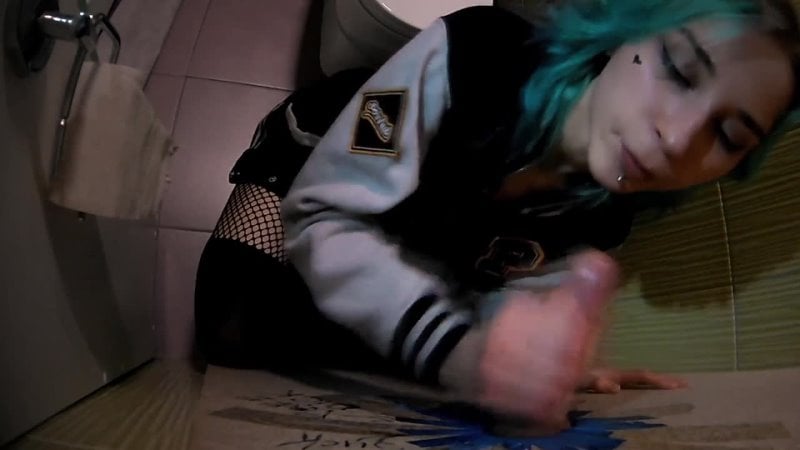 Um verdadeiro buraco de glória em um albergue tcheco [pornô sexo anal boquete pornô caseiro hardcore Gloryhole boquete cum sexo milf adolescente anal]